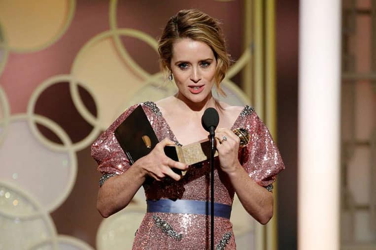 Claire Foy recebe o Globo de Ouro por The Crown