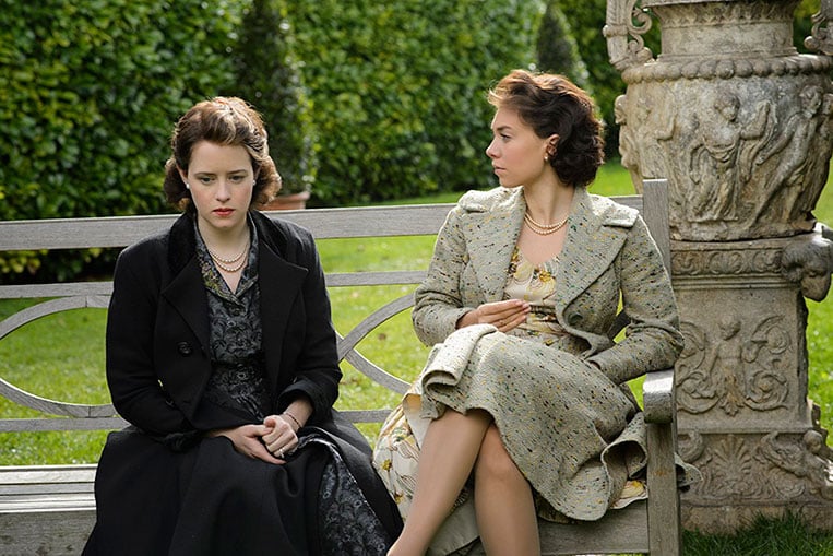 Claire Foy e Vanessa Kirby em The Crown (2016)