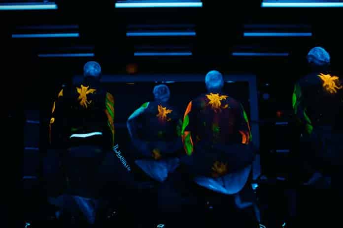 Toy Boys dançando com detalhes em neon