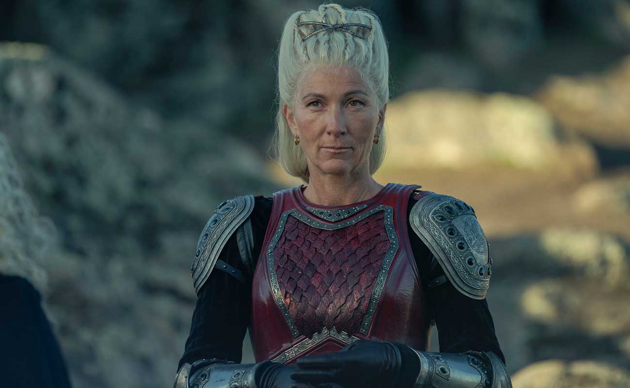 Eve Best como Rhaenys Velaryon