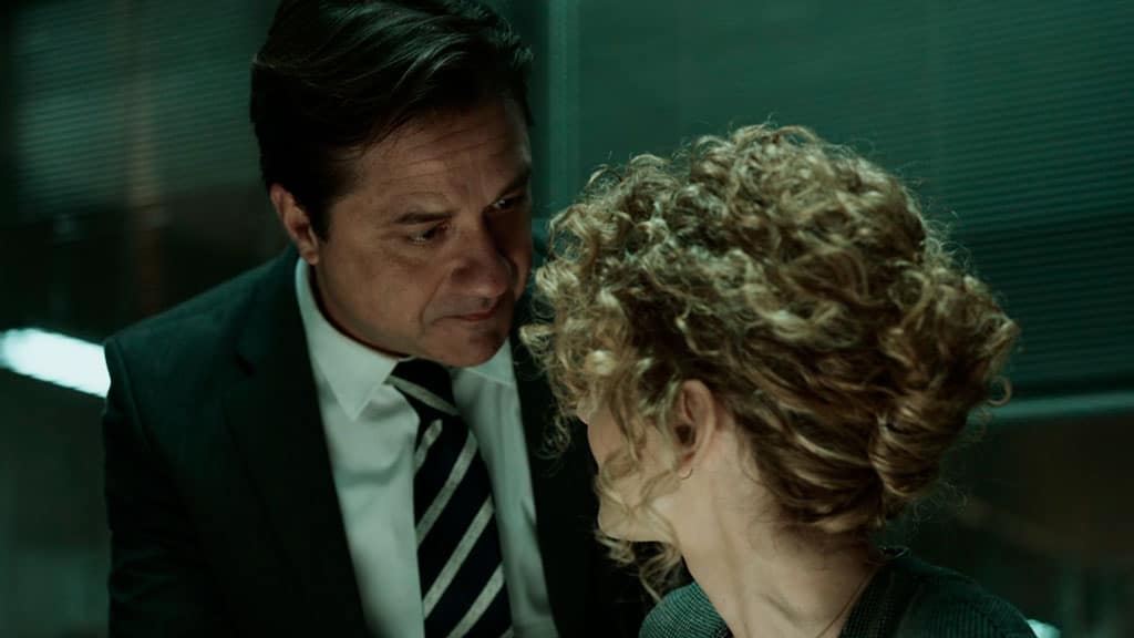 Mónica conta a Arturo Román que está grávida