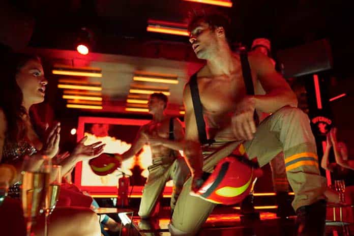 Toy Boys dançando com uniforme de bombeiros