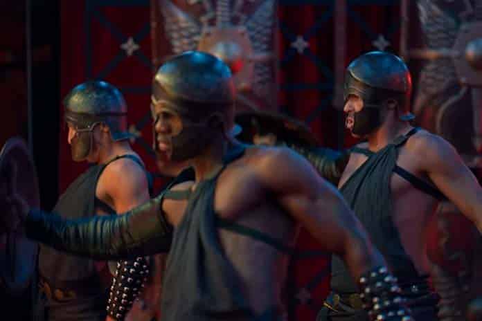 Toy Boys dançando com roupas de gladiadores