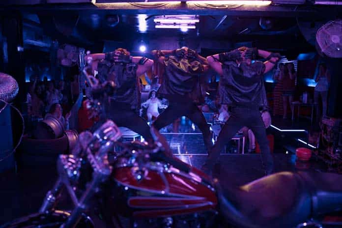 Toy Boys dançando com roupas de motociclistas