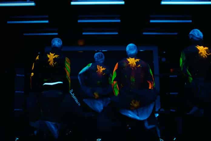 Toy Boys dançando com detalhes em neon