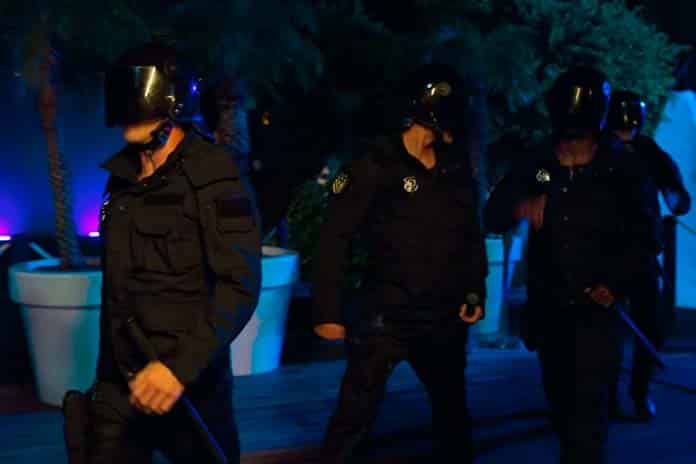 Toy Boys dançando com uniforme policial