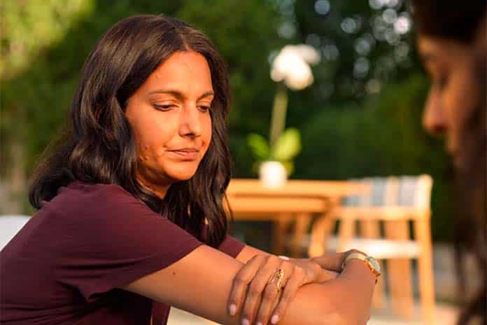 Mãe de Devi, Eu Nunca (Netflix)