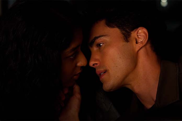 Paxton beija Devi em Eu Nunca (Netflix)