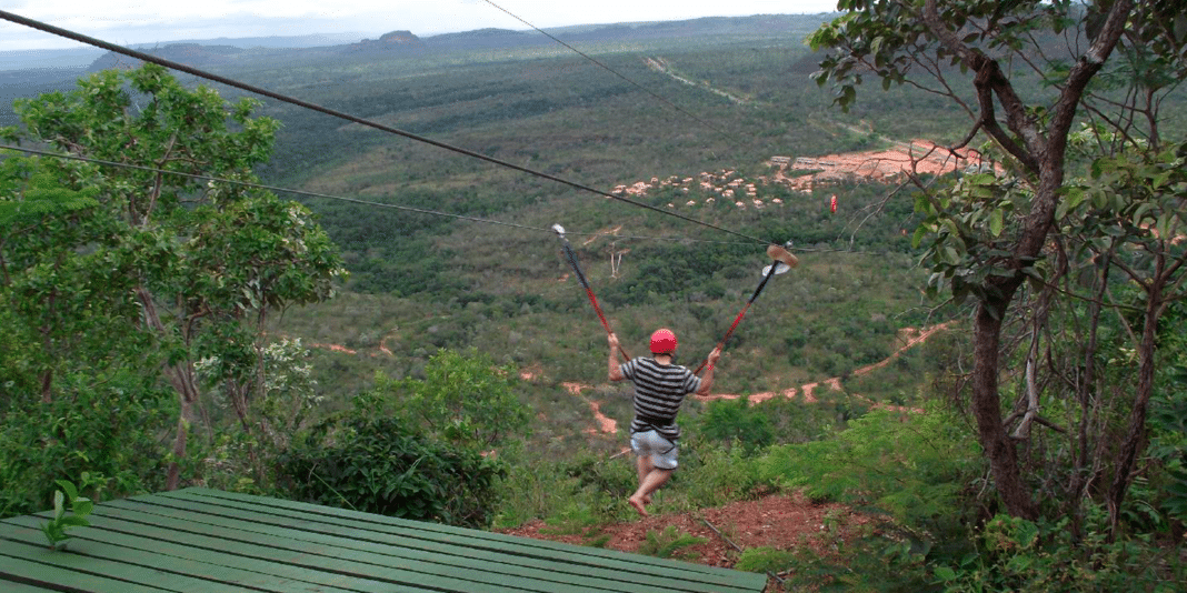 Homem Descendo em uma Tirolesa