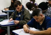 Alunos estudando em uma Sala de Aula