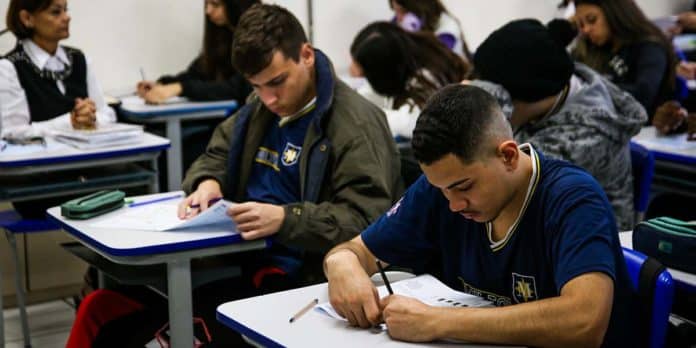 Alunos estudando em uma Sala de Aula