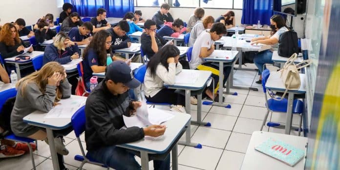 Alunos em Sala de Aula - Provão Paulista