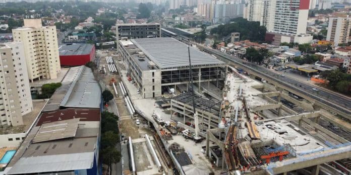 Montagem do Primeiro Trem da Linha 17-Ouro