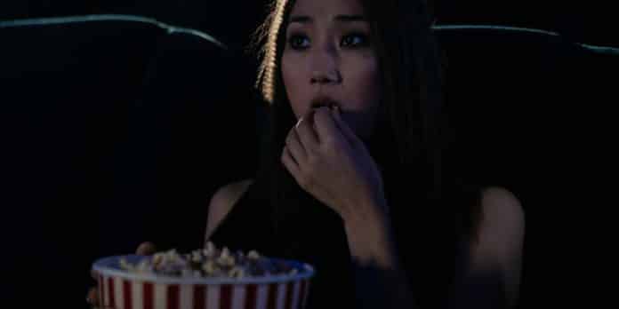 Pessoa assistindo filme no Cinema