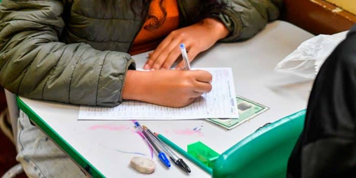 Pessoa preenchendo um Formulário