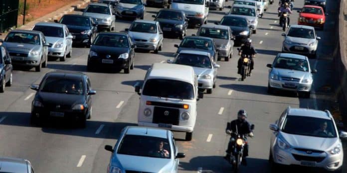 Veículos na Rodovia