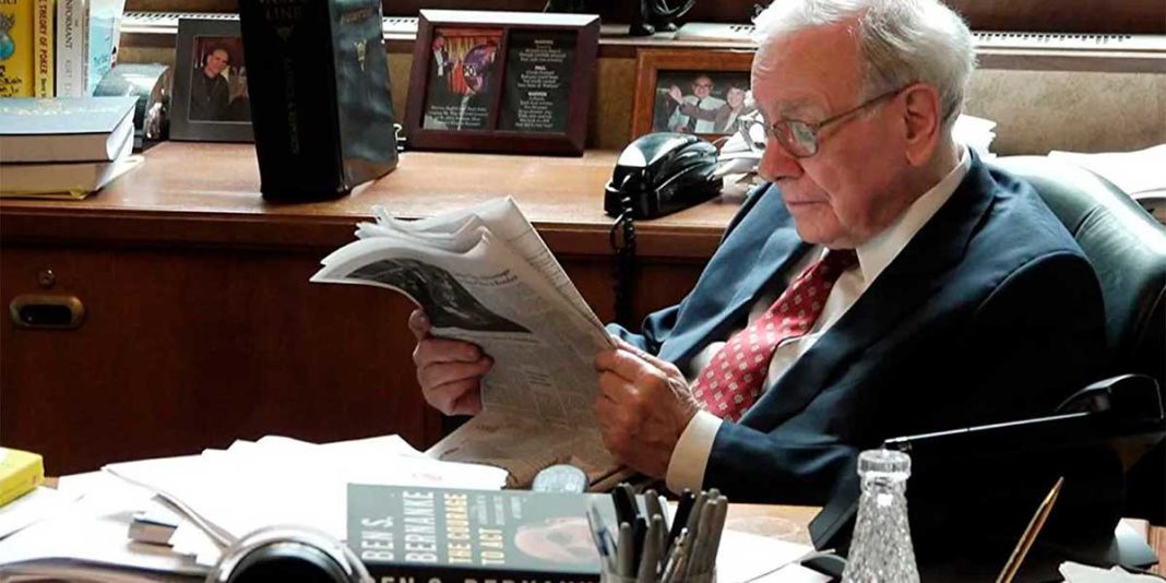 Warren Buffett Lendo Jornal