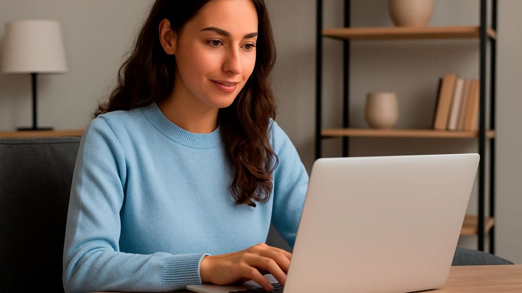 Moça Usando um Notebook - Resumidor de Texto
