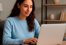 Moça Usando um Notebook - Resumidor de Texto