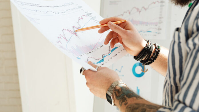 Pessoa Analisando Dados Financeiros